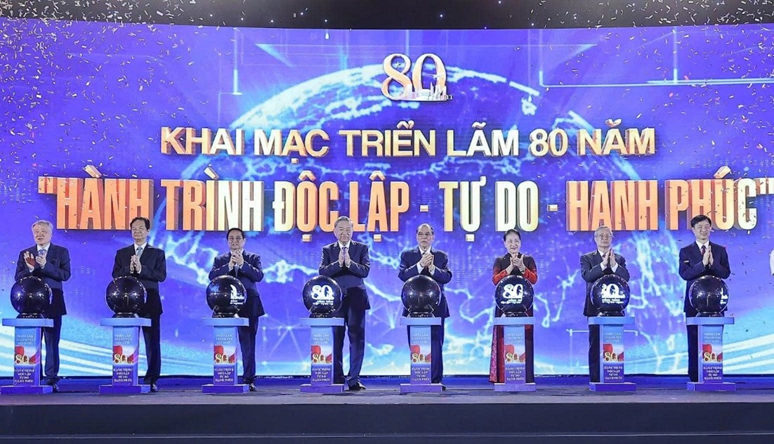 Các đồng chí lãnh đạo Đảng, Nhà nước thực hiện nghi thức khai mạc Triển lãm